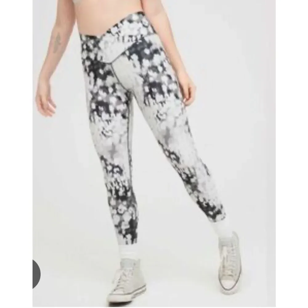 Offline by Aerie black and white high rise 7/8 leggings - M
